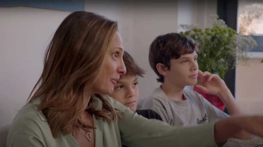 portada anuncio 30años mas. Mujer hablando al lado de sus dos hijos adolescentes